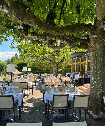Terrasse ombragée du restaurant les Balcons du Bourget